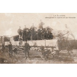 LA GUERRE 1914-18. Déchargement d'un wagon de matériel pris aux Allemands