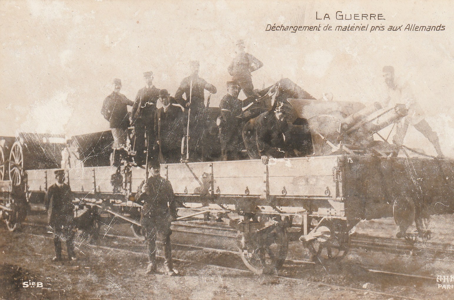 LA GUERRE 1914-18. Déchargement d'un wagon de matériel pris aux Allemands