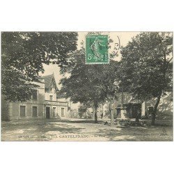 carte postale ancienne 46 CASTELFRANC. La Place 1909