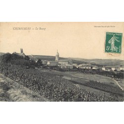 69 CHIROUBLES. Le Bourg et ses Vignes