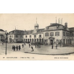 10 BAR-SUR-AUBE. Hôtel de Ville bien animé 1908