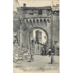 55 VERDUN. Le Facteur sous la Porte Noire rue du Chatel 1925