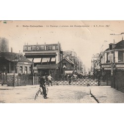 92 BOIS COLOMBES. Passage à niveau des Bourguignons 1924