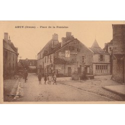 23 AHUN Pompe essence Place de la Fontaine animée 1932