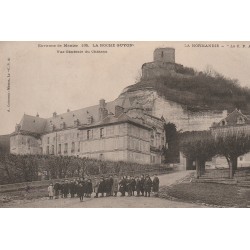 95 LA ROCHE GUYON. Vue du Château avec de nombreux écoliers vers 1907