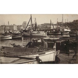 13 MARSEILLE. Pêcheurs en barque au Vieux Port