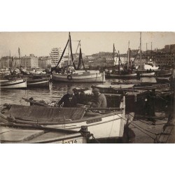 13 MARSEILLE. Pêcheurs en barque au Vieux Port