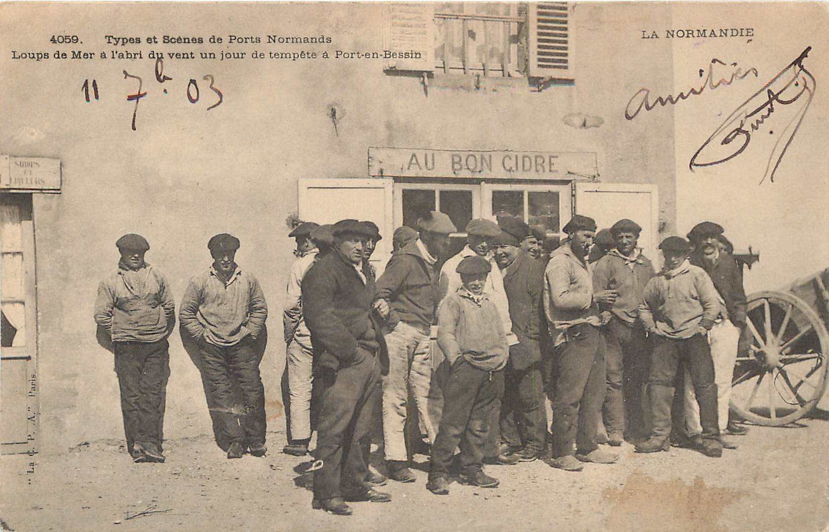 14 PORT EN BESSIN. Loups de Mer à l'abri du vent devant la Buvette au Bon Cidre 1903