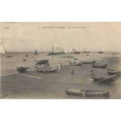 14 GRANDCAMP LES BAINS. Pêcheurs et leurs barques en attendant le Flot