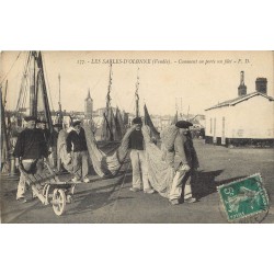 85 LES SABLES D'OLONNE. Comment les Pêcheurs portent un filet de pêche 1911