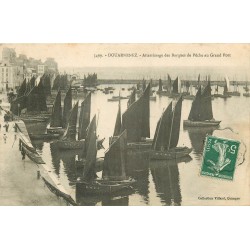 29 DOUARNENEZ. Atterrissage des barques de Pêche au Grand Port 1909