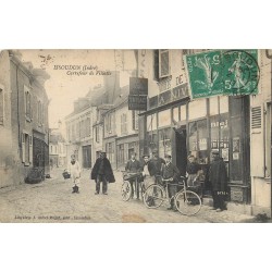36 ISSOUDUN. Carrefour Villatte 1917. Tabac Café Billard et Facteur à vélo