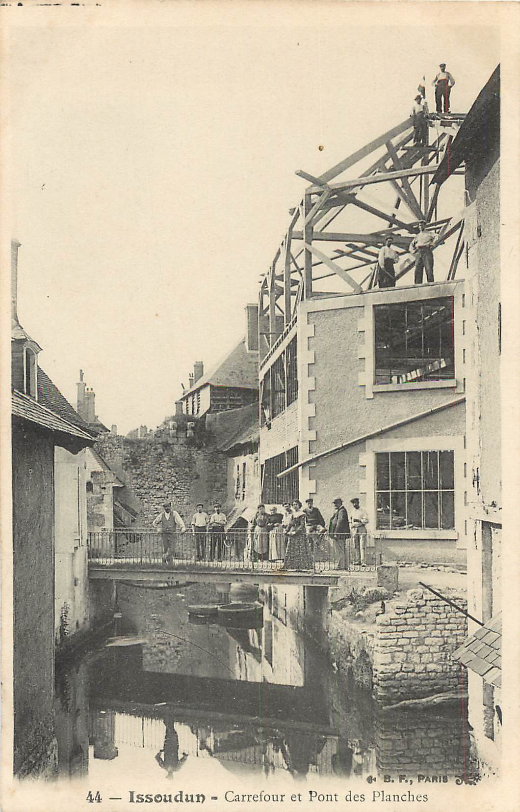 WW 36 ISSOUDUN. Ouvriers Couvreurs refaisant une toiture au Carrefour et Pont des Planches