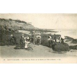44 SAINT-NAZAIRE. La Pêche aux Moules Rochers de Ville-es-Martin 1911
