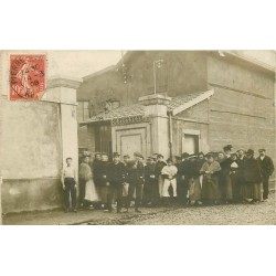 69 PIERRE BENITE. Ouvriers Ouvrières à l'Entrée de la Cristallerie de Lyon 1908. Photo carte postale