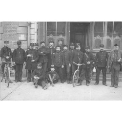 93 MONTREUIL SOUS BOIS. Les Facteurs de la Poste Rue de Paris vers 1910. Rare photo carte postale