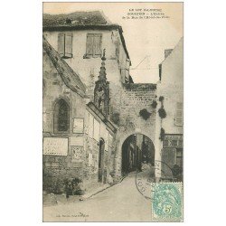 carte postale ancienne 46 GOURDON. Rue Hôtel de Ville 1907. Affiche Singer et Vichy Célestins