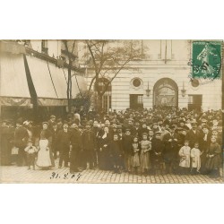 PARIS 12. Enorme foule devant l'Hôpital Saint-Antoine 184 rue du Faubourg Saint-Antoine 1907