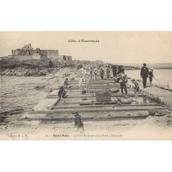 35 SAINT-MALO. Le Fort National et les Parcs à Homards vers 1900