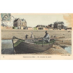 80 CAYEUX-SUR-MER. Pêcheur dans sa barque en attendant la Marée 1905