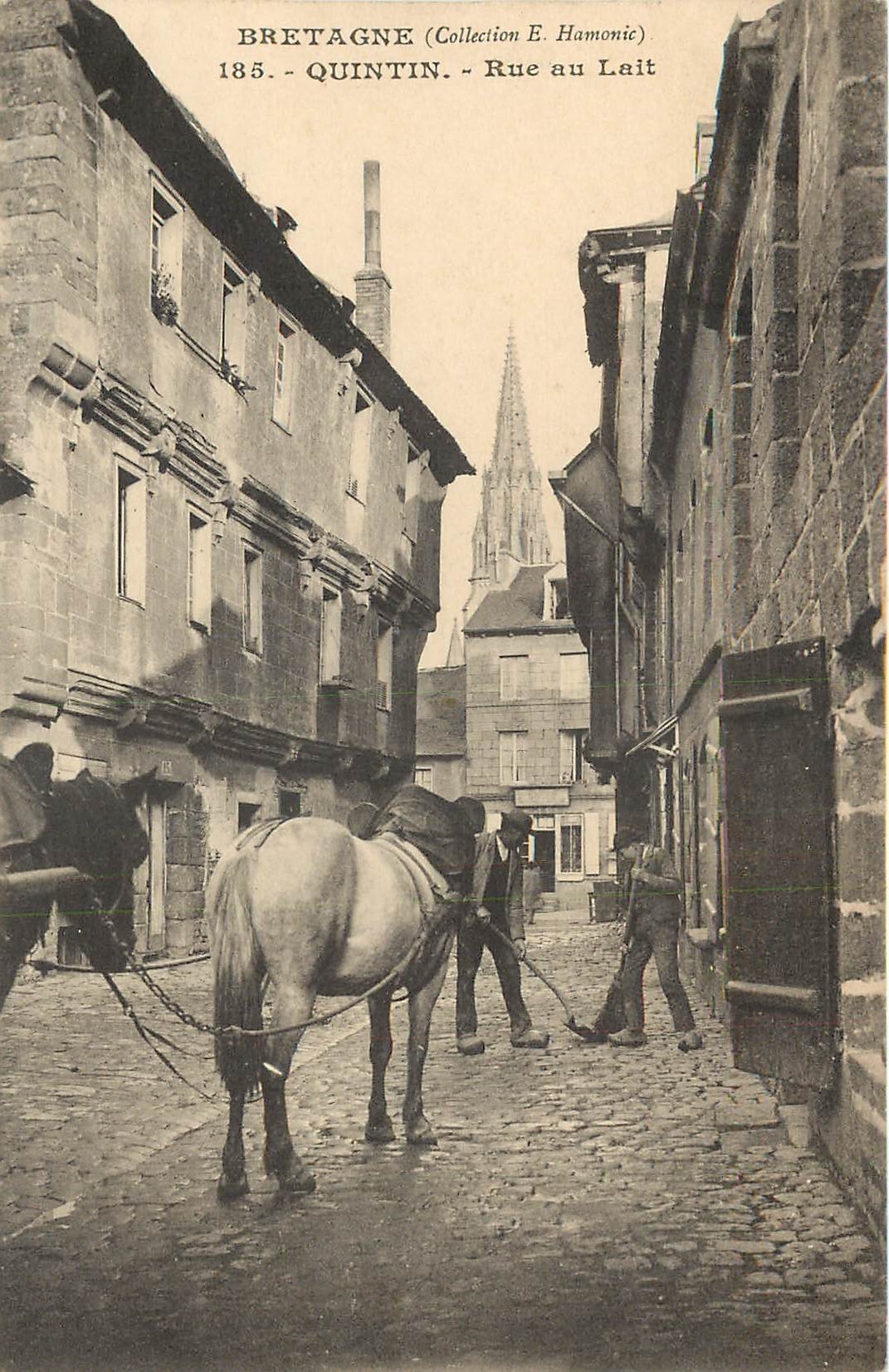 22 QUINTIN. Les ramasseurs de crotin avec attelage rue au Lait vers 1900