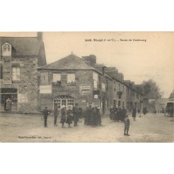 35 DINGE. Epicerie Route de Combourg bien animée 1917