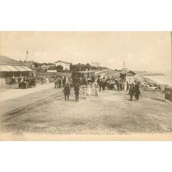 17 LA GRANDE CÔTE. Arrivée du Tramway de Royan avec descente des voyageurs