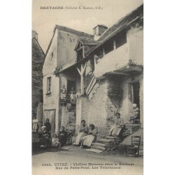 2 x cpa 35 VITRE. Tricoteuses rue du Puits-Pesé et "A la Corne du Cerf" rue de Paris