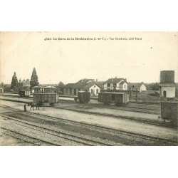 35 LA BROHINIERE. La Gare avec wagons 1921