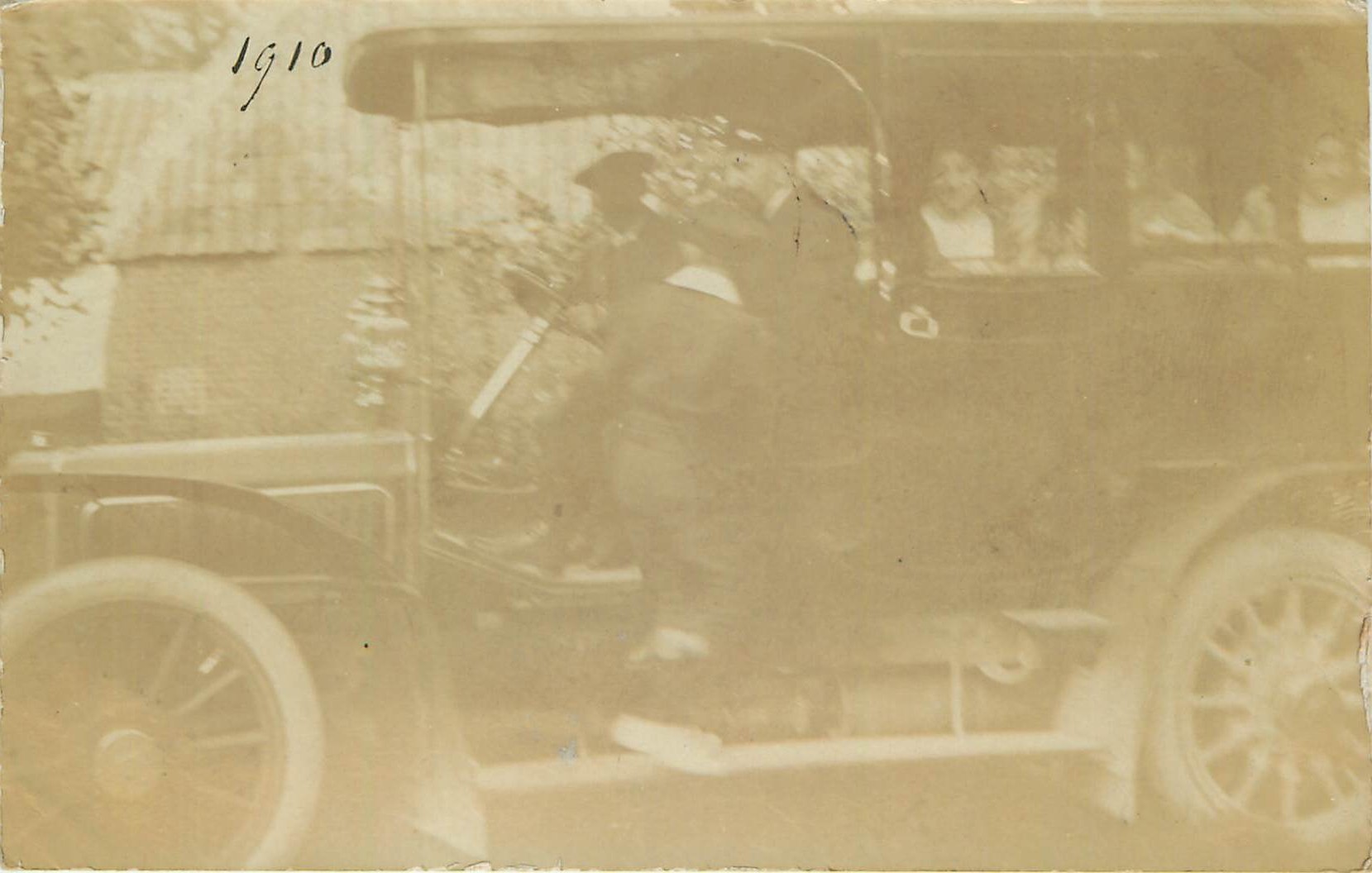 WW 62 CALAIS. Rare Photo carte postale d'un Autocar Autobus avec Chauffeur 1910
