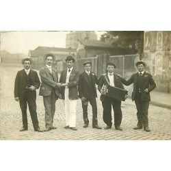 PARIS 18. Groupe de fêtards avec accordéon vers la Gare du Nord.