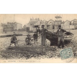 76 LE HAVRE. Pêcheurs préparant leurs filets pour la Pêche 1905