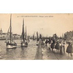 85 LES SABLES D'OLONNE. Halages à la force des bras des bâteaux de Pêcheurs 1912