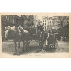 PARIS VECU. Dans la Rue attelage du laitier vers 1900