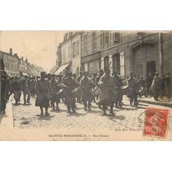 51 SAINTE-MENEHOULD. Défilé de Poilus devant la Pharmacie rue Chanzy 1918