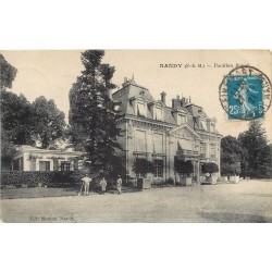 77 NANDY. Pavillon Royal avec jardiniers 1921