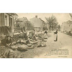 carte postale ancienne 17 SAINT-GEORGES-DE-DIDONNE. Décorticage des Huîtres Rue du Port 1914. Métiers de la Mer