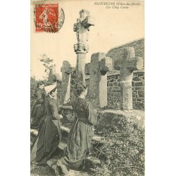 22 PLOUBEZRE. Bretonnes agenouillées devant les Cinq Croix 1911