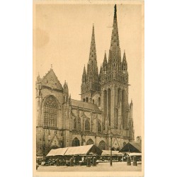 PROMO 2 cpa 29 QUIMPER. Le Marché devant la Cathédrale et son Portail