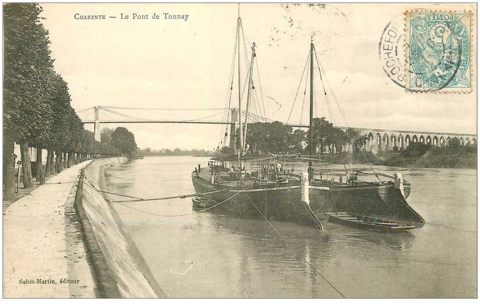 carte postale ancienne 17 CHARENTE. Le Pont de Tonnay avec Péniches 1905