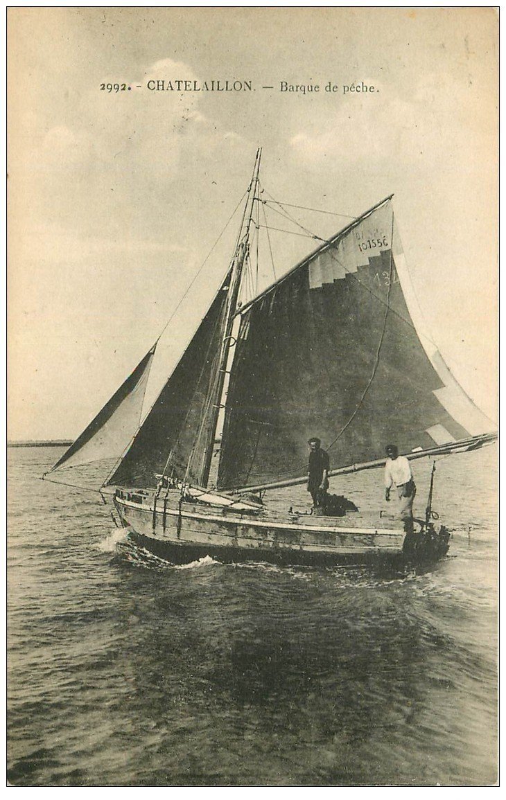 carte postale ancienne 17 CHATELAILLON. Barque de pêche. Métiers de la Mer vers 1920