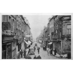 Photo cpsm petit format 14 VIRE. Voitures anciennes et Hôtel du Val Blanc rue du Calvados