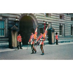 Photo cpsm petit format LONDON Changing the Guard in the Forecourt Buckingham Palace