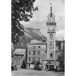 Photo cpsm grand format 04 SISTERON. Commerces et Tour Horloge Place Hôtel de Ville vers 1957