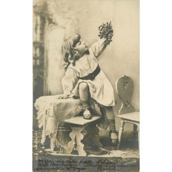 FRITZ MÖLLER Une Fillette ave grappe de raisin carte photo albuminée 1902