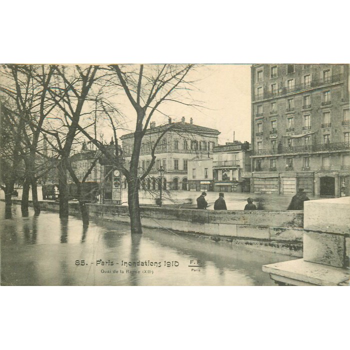 CPA PARIS INONDATIONS Tram sur les Quais TRAM VAPEUR (977615) EUR 14,99
