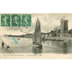 2 cpa 85 LES SABLES D'OLONNE. Tour Arundel et Portail Notre-Dame du Bon-Port 1919
