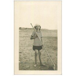 carte postale ancienne 17 CHATELAILLON. Pêcheuse de crevettes 1916. Carte Photo