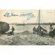 29 ILE DE BATZ. Pêcheurs déchargeant un Bateau dans le Port 1919