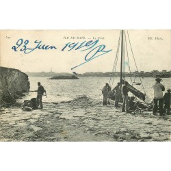 29 ILE DE BATZ. Pêcheurs déchargeant un Bateau dans le Port 1919